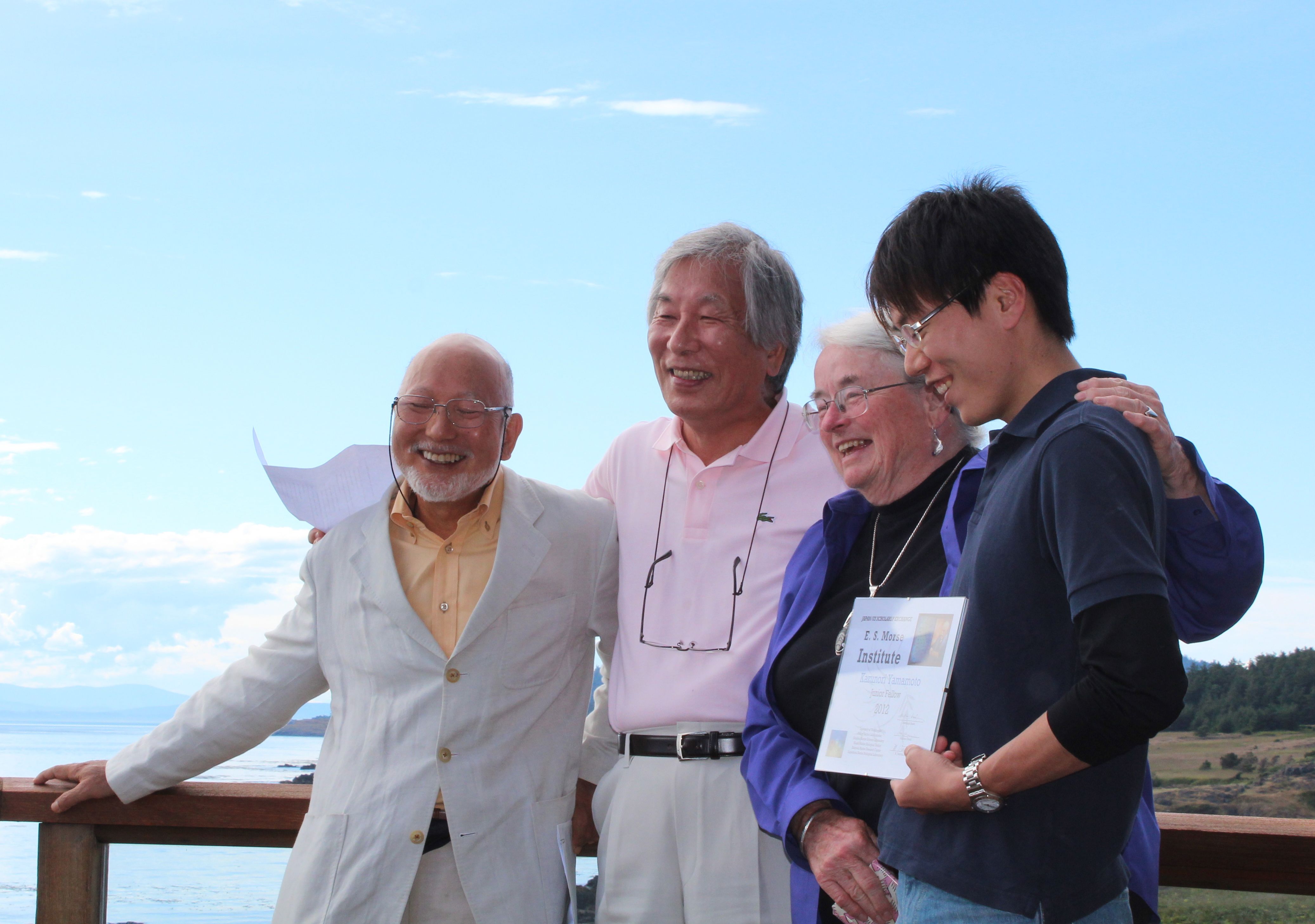 Founders of the Morse Institute award a prize